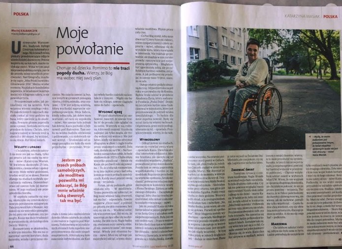 Rozłożony magazyn: reportaż „Moje powołanie” na stronach 44 i 45, obok zdjęcie Katarzyny Wasiak na wózku w parku