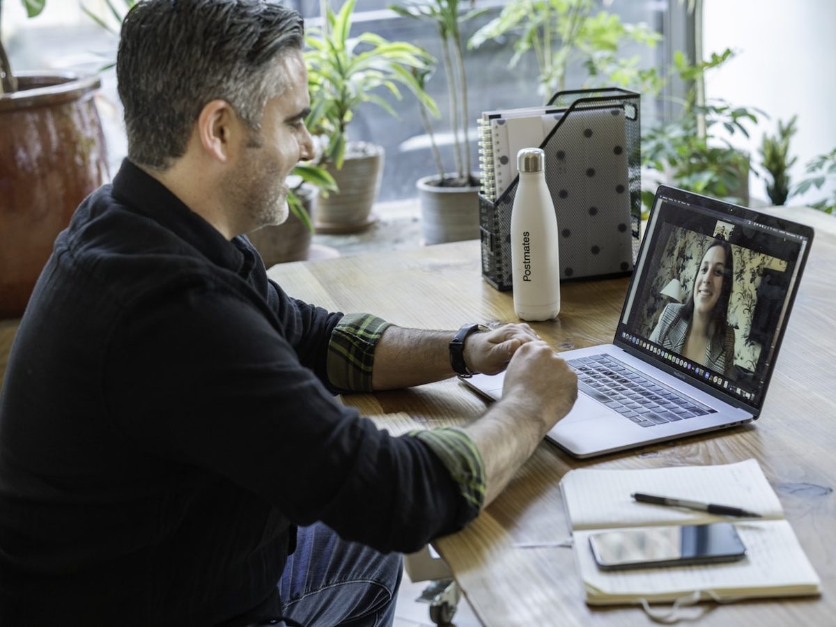 Praca online — przekazywanie dokumentów przez laptop